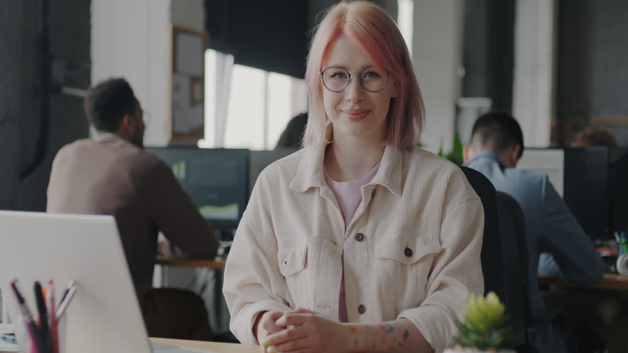 Kvinne ved skrivebord i moderne kontor
