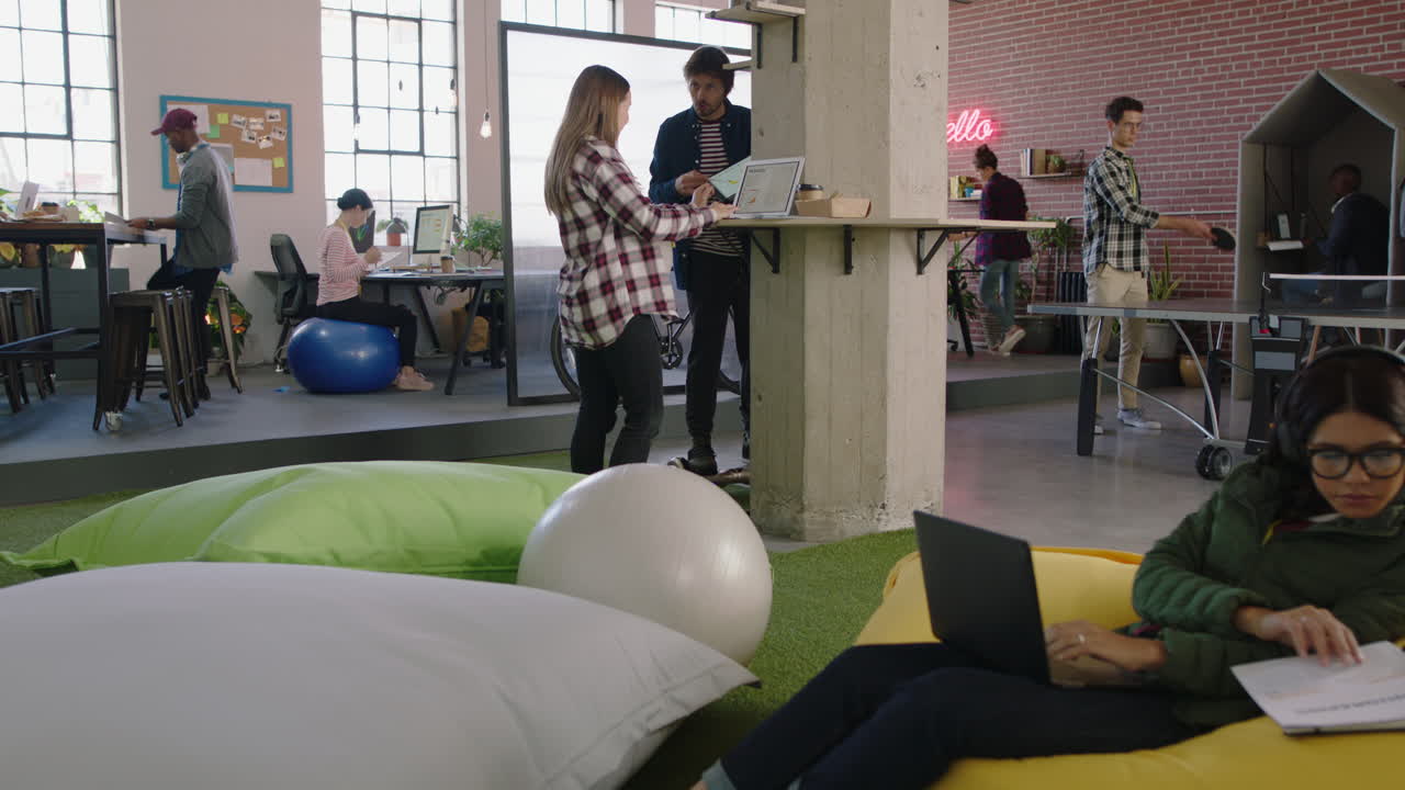 молодые бизнесмены, работающие в динамичных современных офисах, мозговой штурм, наслаждающиеся творческим общением, обмен идеями на рабочем месте, профессиональные студенты, сотрудничающие вместе.