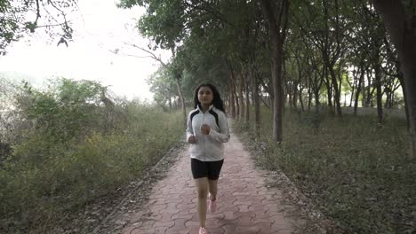 mujer trotando o corriendo, concepto de carrera, atlética fuerte y en forma