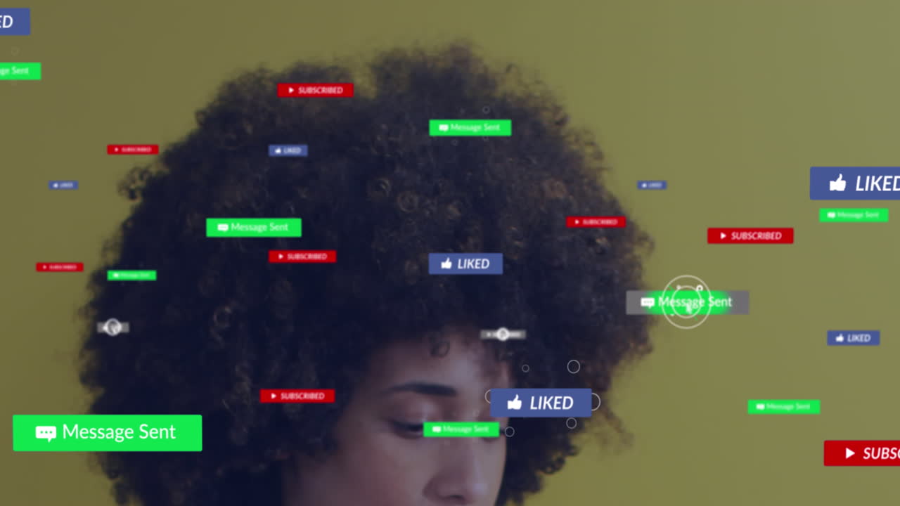 animación de iconos de las redes sociales flotando contra el primer plano de una mujer afroamericana sonriendo.