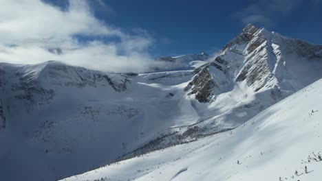 Impresionantes-Vistas-De-Montañas-Nevadas-En-Lo-Profundo-De-Las-Montañas-Rocosas-Canadienses.