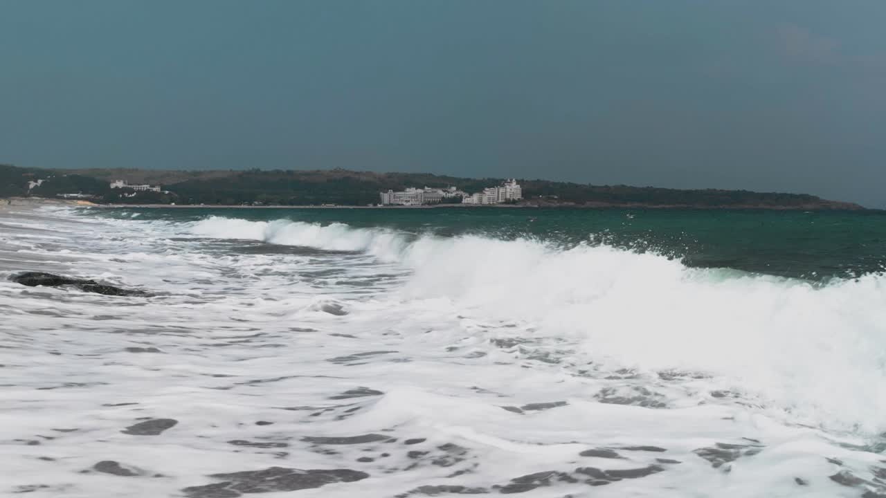 흐린 날, 소조폴, 불가리아에서 바다 물에 매우 가까운 갈매기 비행의 추적 샷