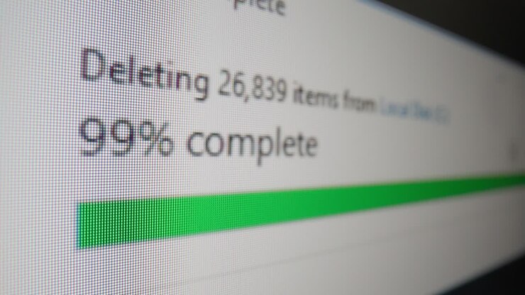 Barra di caricamento pixelata dell'eliminazione di file su uno schermo di computer