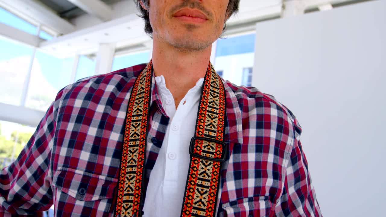 un fotógrafo de pie con una cámara en un estudio de fotos 4k