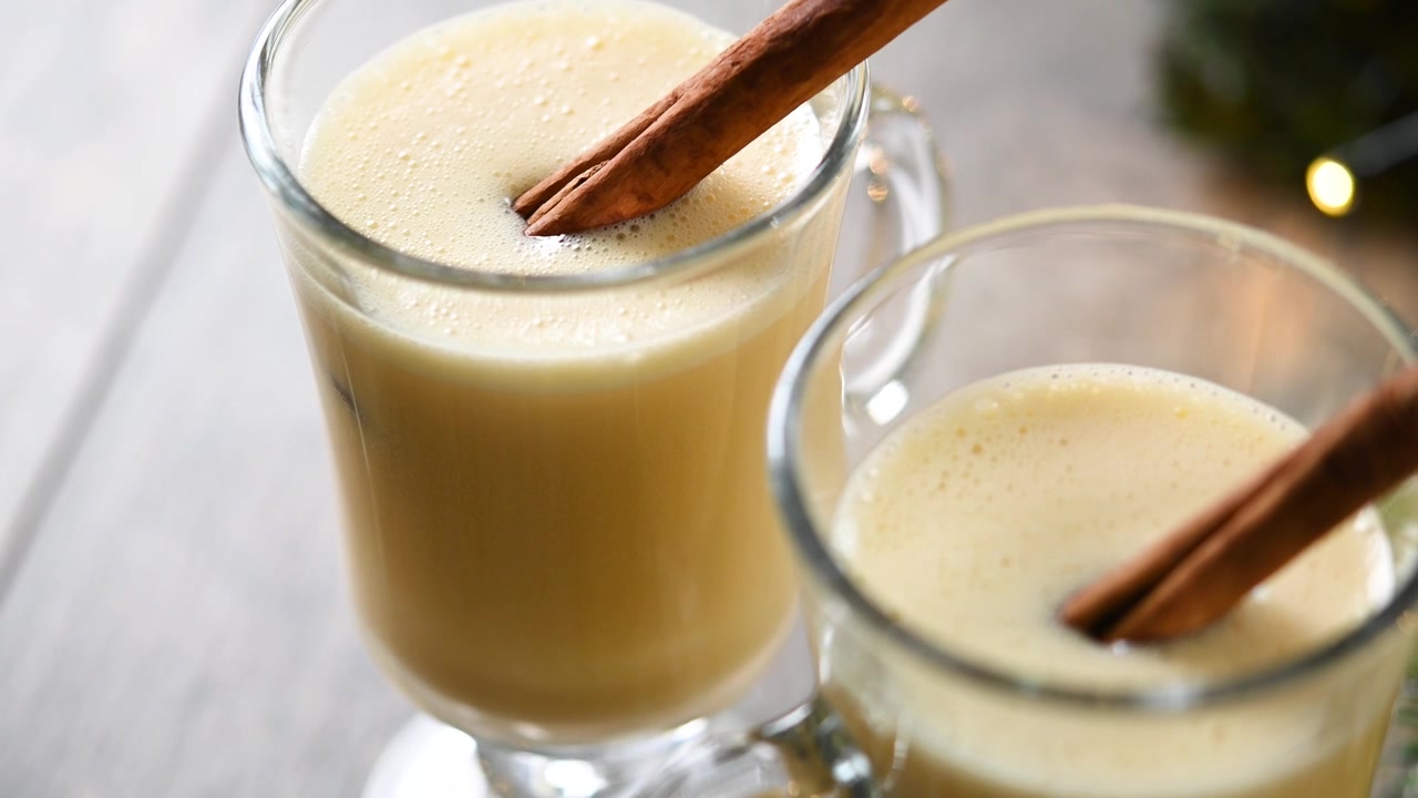 Tradizionale eggnog cremoso per le festività natalizie.