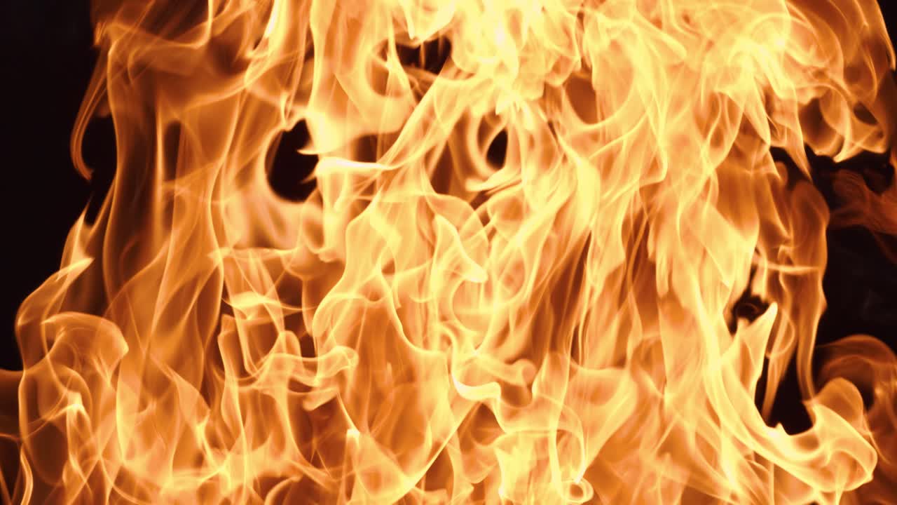 llamas de fuego en fondo negro en cámara lenta. filmado con una cámara súper lenta de 1000 fps.