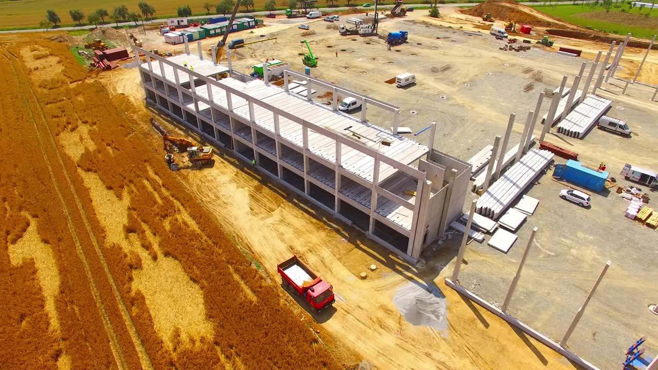 vista aérea del sitio de construcción. tema industrial desde un avión no tripulado. industria, desarrollo e inversión en la unión europea.