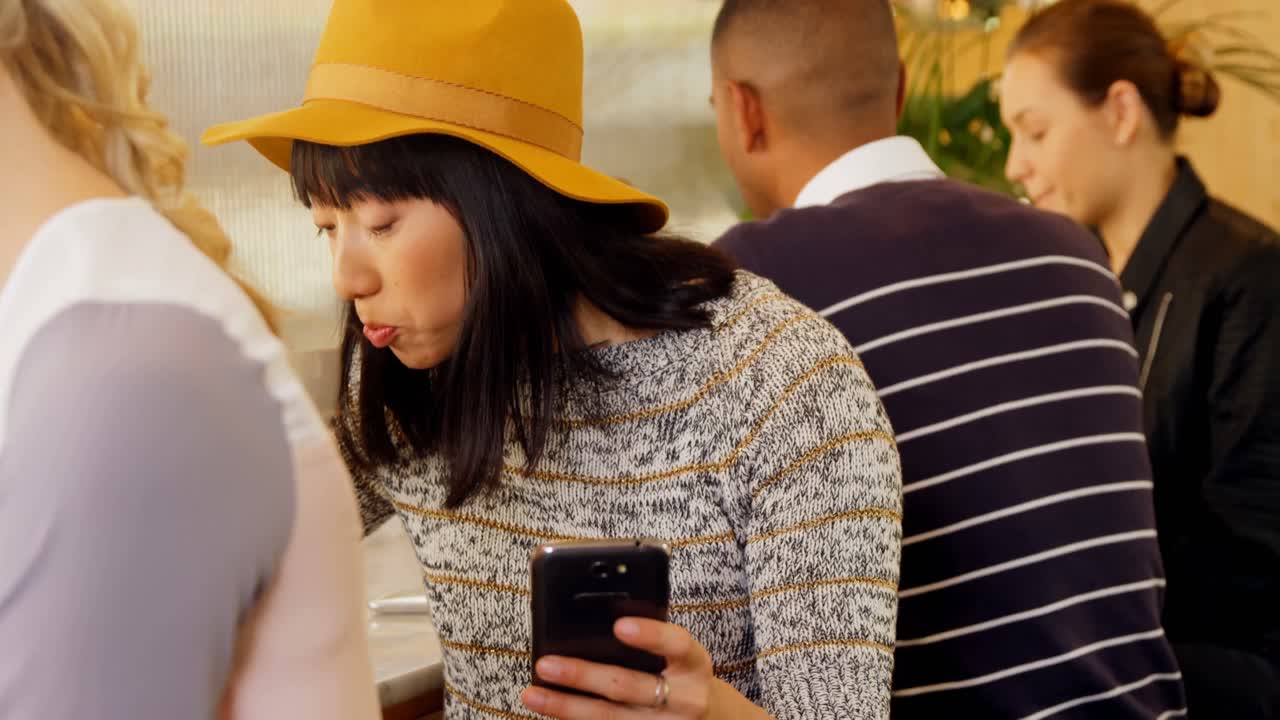 휴대 전화 4k를 사용하는 동안 커피를 마시는 여성 임원