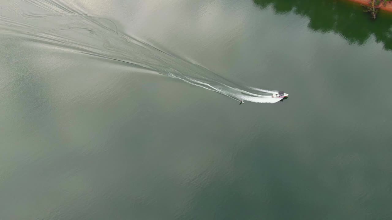 viendo el esquiador acuático desde arriba