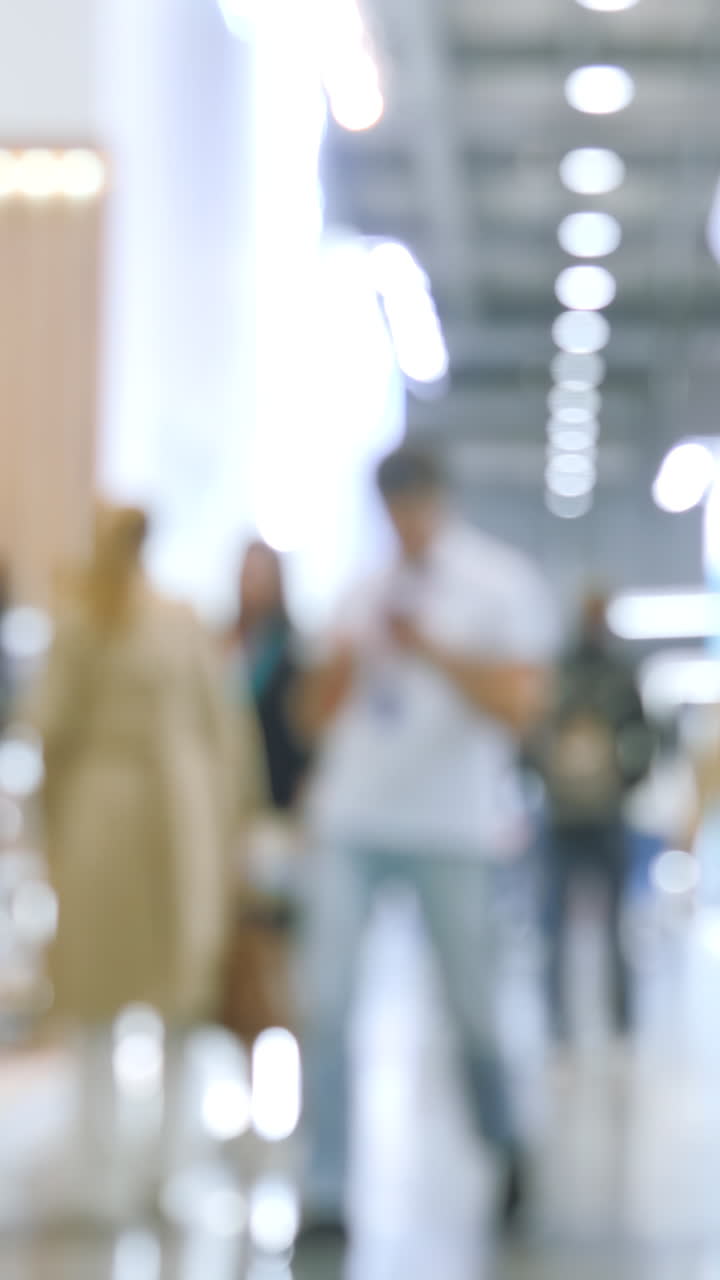 Persone sfocate che camminano in un centro commerciale