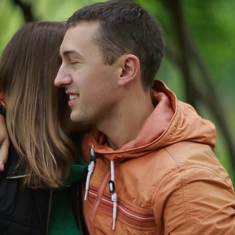 pareja romántica en el banco