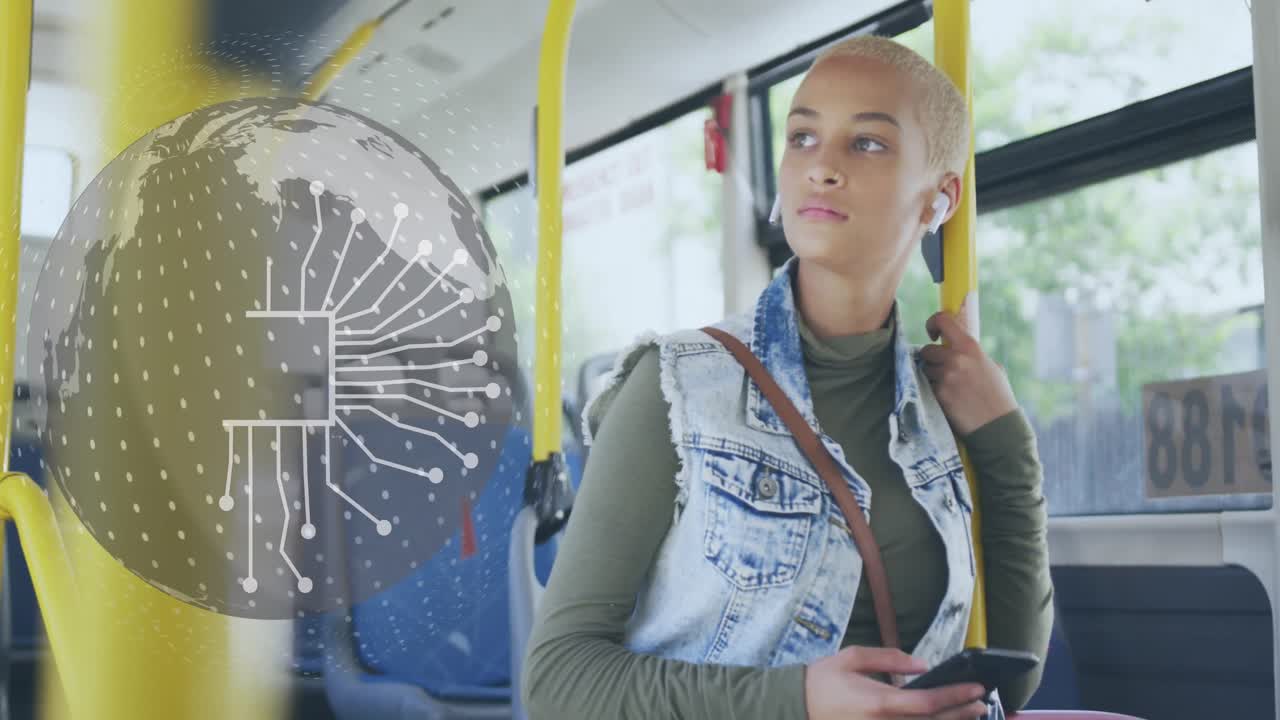 animación de un procesamiento de datos sobre una mujer biracial usando un teléfono inteligente