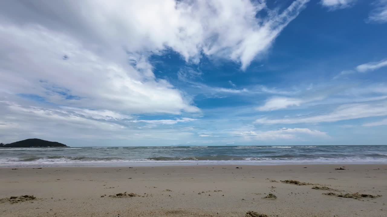 Sequenza time-lapse a Lamai Beach, Koh Samui, Thailandia, che cattura la costa sabbiosa, l'oceano turchese e le nuvole in rapido movimento in un paesaggio marino tropicale