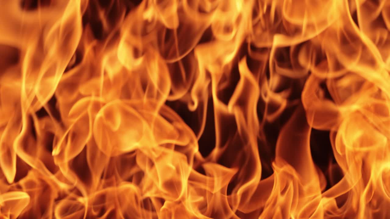 llamas de fuego sobre fondo negro en cámara lenta