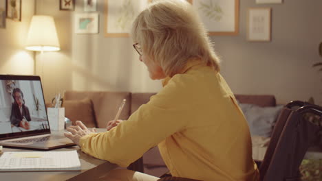 mujer anciana que trabaja a distancia
