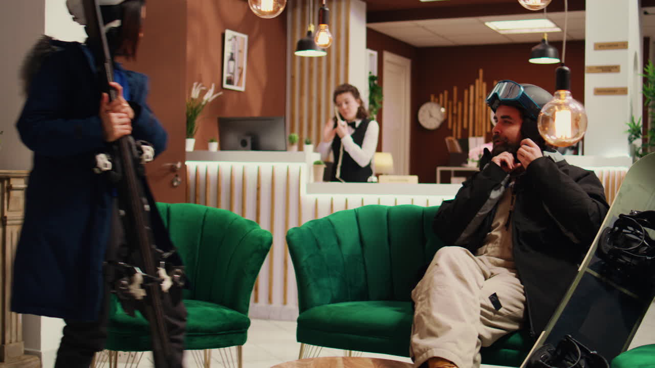 슬라이딩 기어가 있는 라운지 공간에 있는 사람들