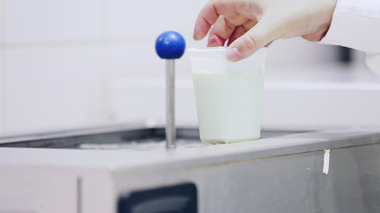investigación científica de la leche en el laboratorio. proceso de análisis de la leche