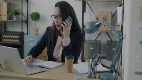 mulher de negócios ao telefone no escritório.