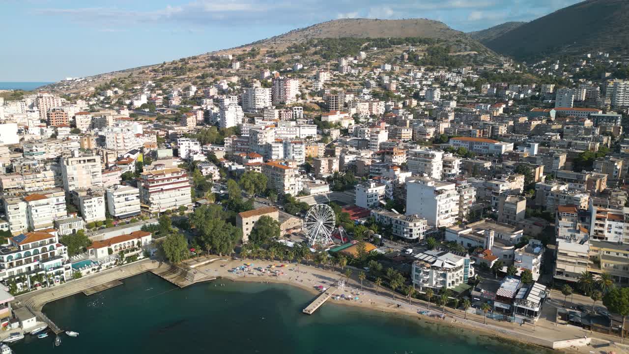estableciendo una toma de la playa de saranda, en la riviera albanesa.