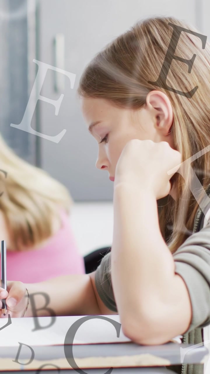 Video verticale: Studente che abbassa lo sguardo raccogliendo una penna in classe, lettere animate che guidano la presa di appunti.
