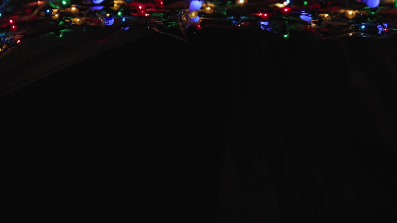 위에서, 색의 불빛은 신비하게 검은 바탕에 불타고, 공간을 복사