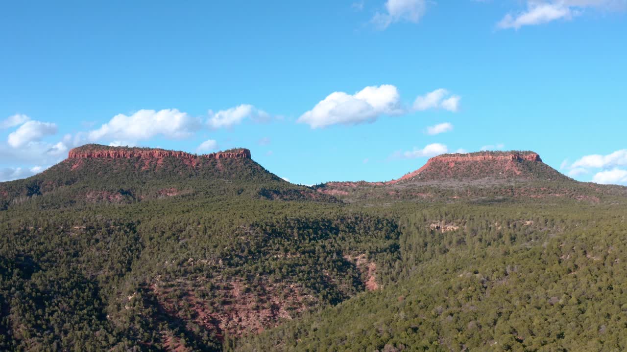 drone tiro aéreo amplio de orejas de oso picos en orejas de oso monumento nacional, utah