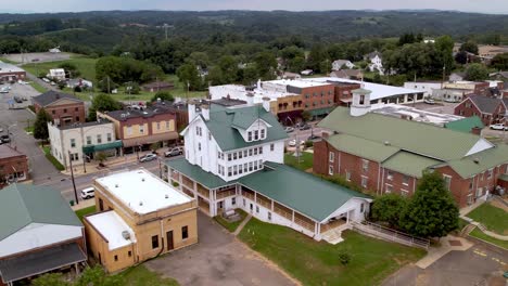 Luftstoß-über-Die-Kleine-Stadt-Hillsville,-Virginia