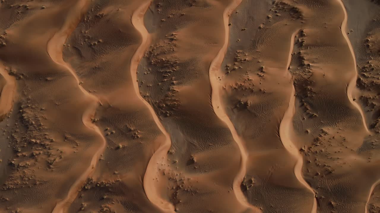 desierto de los emiratos árabes unidos: drones volando sobre impresionantes dunas de arena dorada durante la puesta de sol, vista de arriba hacia abajo del desierto salvaje de los emiratos árabes unidos