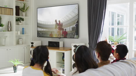 Zusammenstellung-Einer-Glücklichen-Familie,-Die-Zu-Hause-Zusammen-Sitzt-Und-Sich-Ein-Fußballspiel-Im-Fernsehen-Ansieht