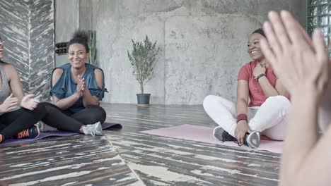 mujeres aplaudiendo en la clase de terapia de grupo deportiva