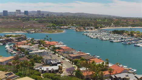 vista aerea del corso d'acqua e del porto di newport beach, in california