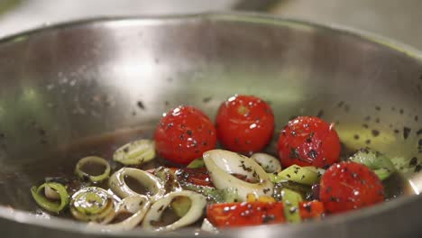 cocinar verduras en una sartén