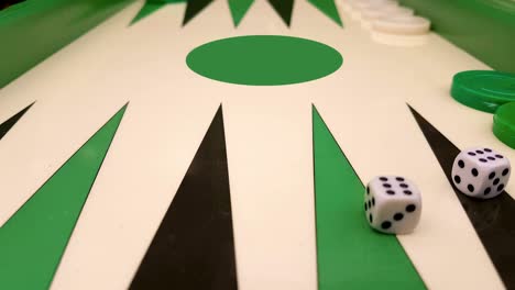 backgammon con dos dados movimiento de cerca.