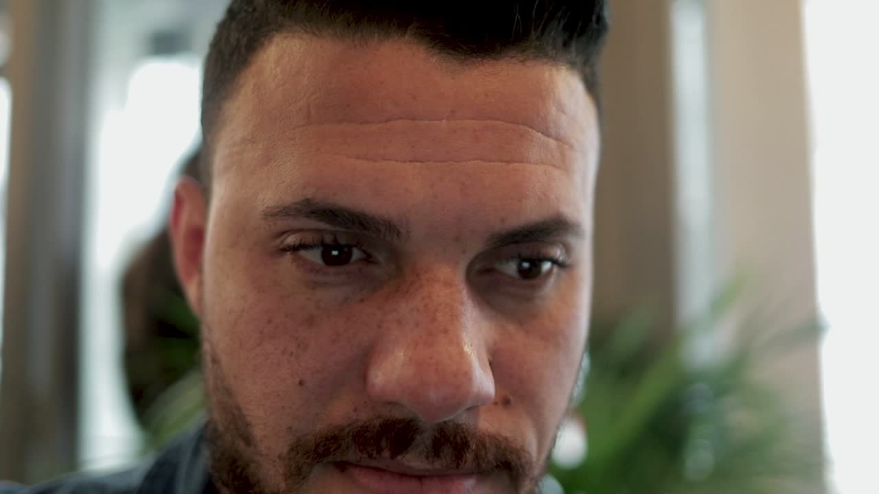 joven enfocado trabajando en una cafetería