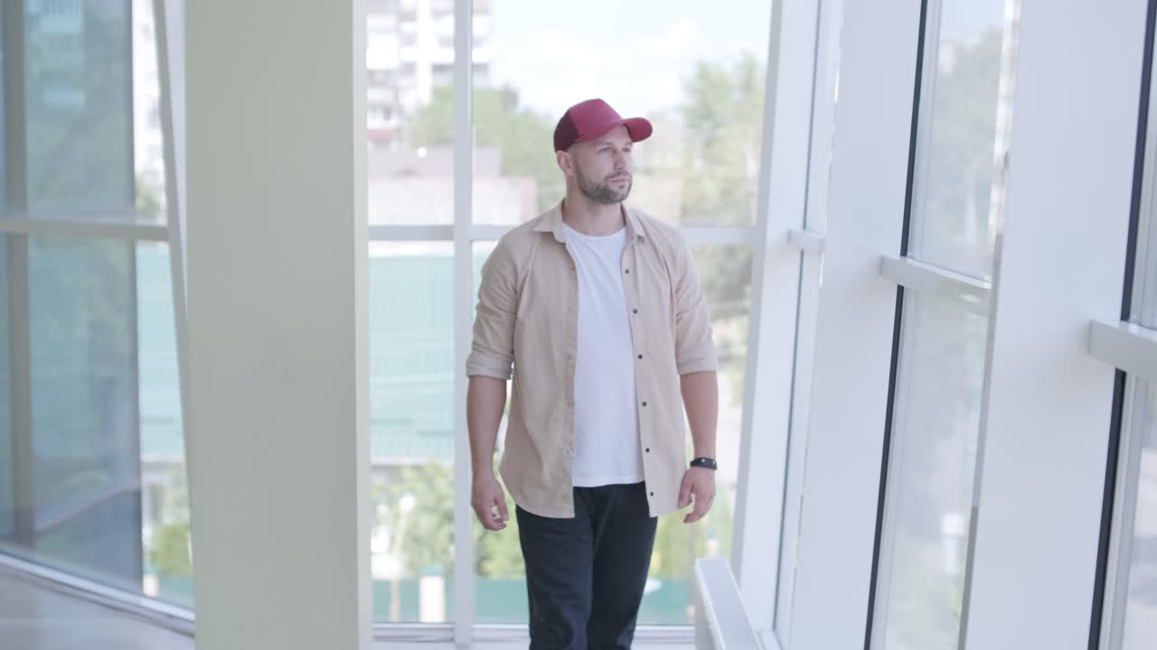 hombre bailando breakdance en un estudio moderno