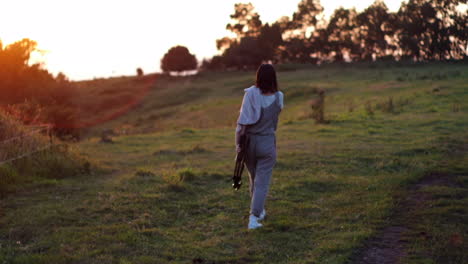 Spaziergang-Bei-Sonnenuntergang:-Junge-Frau-Spaziert-In-Der-Abenddämmerung-Allein-Durch-Die-Landschaft