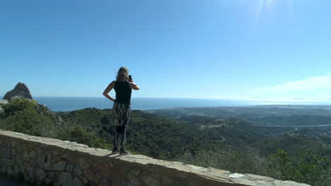 Dron-Que-Hace-Circular-A-Una-Excursionista-En-Las-Montañas-Mientras-Graba-Un-Video-De-La-Impresionante-Vista