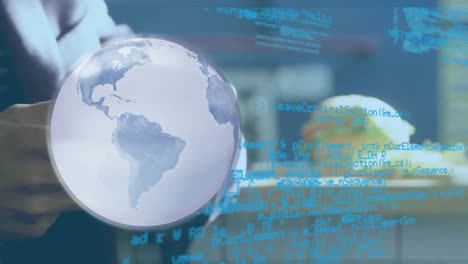 animación del globo sobre la mujer usando un teléfono inteligente
