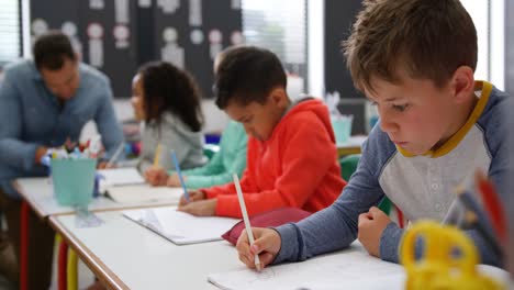 Seitenansicht-Von-Gemischtrassigen-Schulkindern,-Die-Im-Klassenzimmer-Zeichnen,-4k