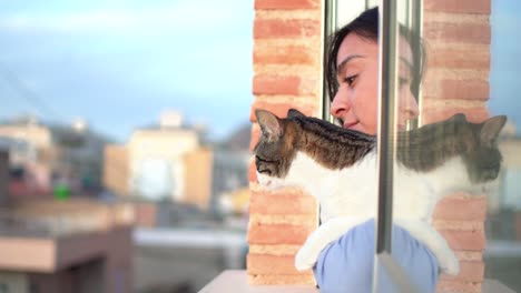 Frau-Und-Katze-Schauen-Drinnen-Auf-Das-Fenster