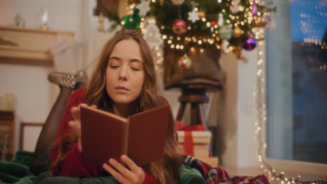 Hermosa-Mujer-Leyendo-Un-Libro-En-La-Sala-De-Estar