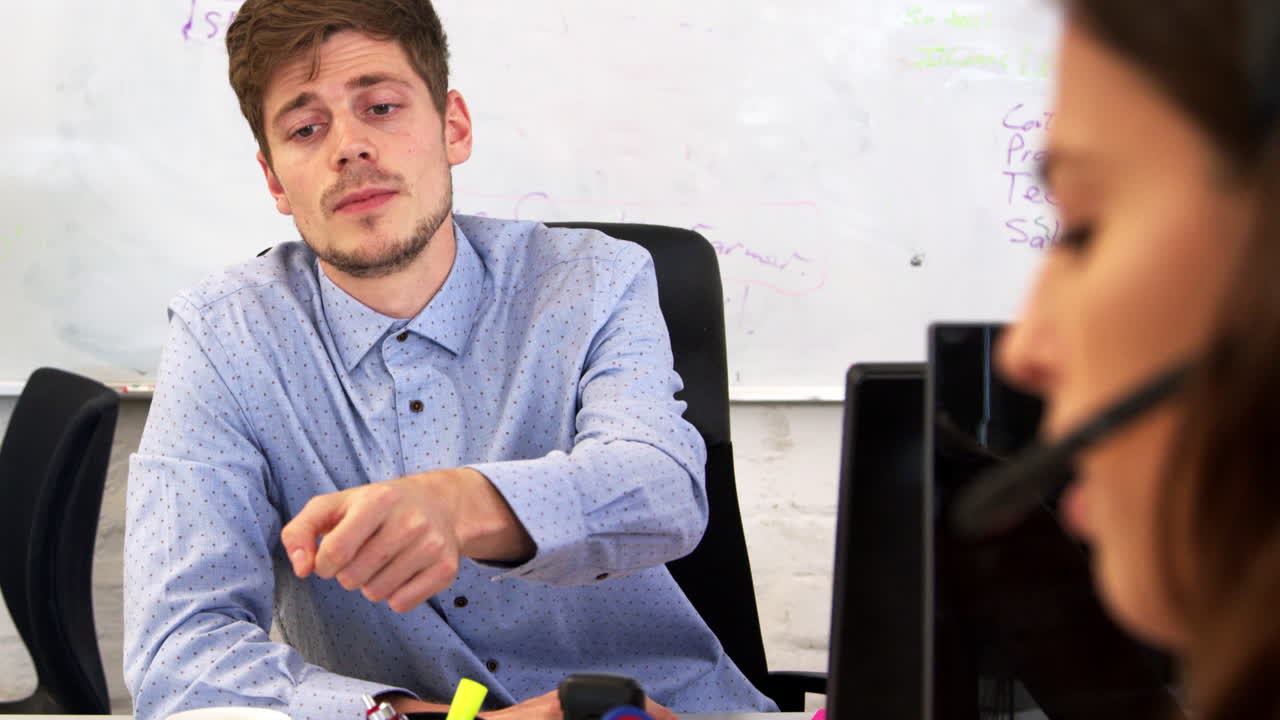 mujer pasa documentos de hombre en una oficina, sobre la vista del hombro