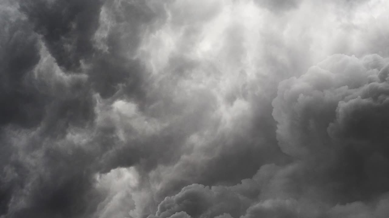 어두운 구름과 뇌우의 pov