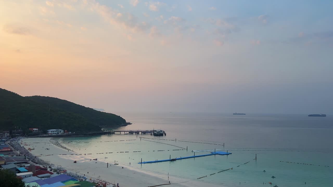 paisaje de koh larn naturaleza vista de la playa del océano con puesta de sol cielo día soleado