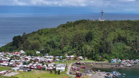 vista aérea de la isla de tenglo, mirador y el pueblo de pescadores, puerto montt, los lagos, chile