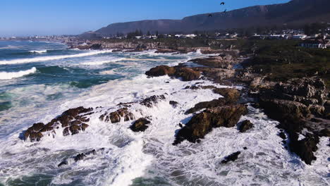 Arco-Aéreo---Agua-De-Mar-Espumosa-Mientras-Las-Olas-Incesantes-Golpean-La-Costa-Rocosa