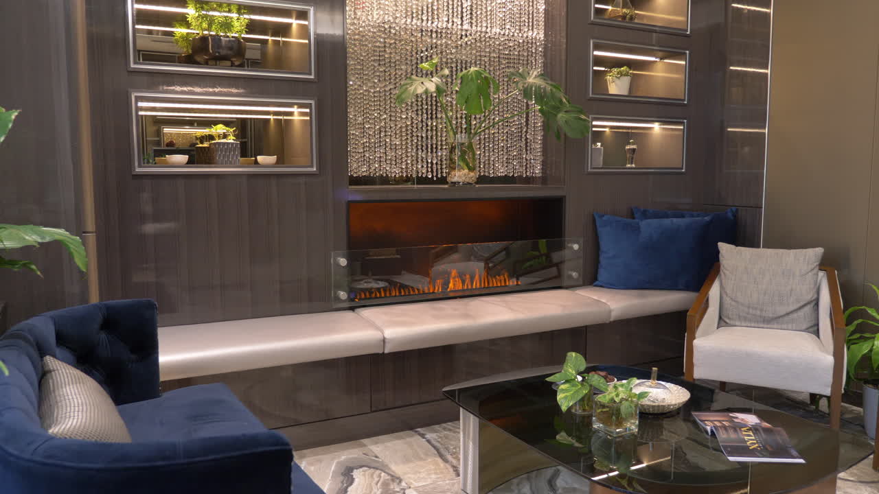 закрытый зал ожидания с пустой мебелью и фальшивым камином, статичный