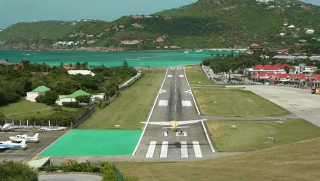 Bewegtbildvideo-Einer-Flugzeuglandung-Auf-Einem-Berühmten-Flughafen---Insel-Saint-Barthélemy-