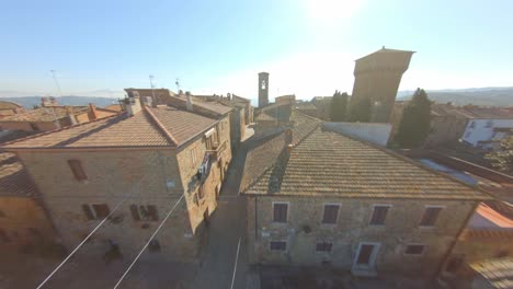 inclinación aérea sobre los tejados del pueblo medieval de bettolle, italia