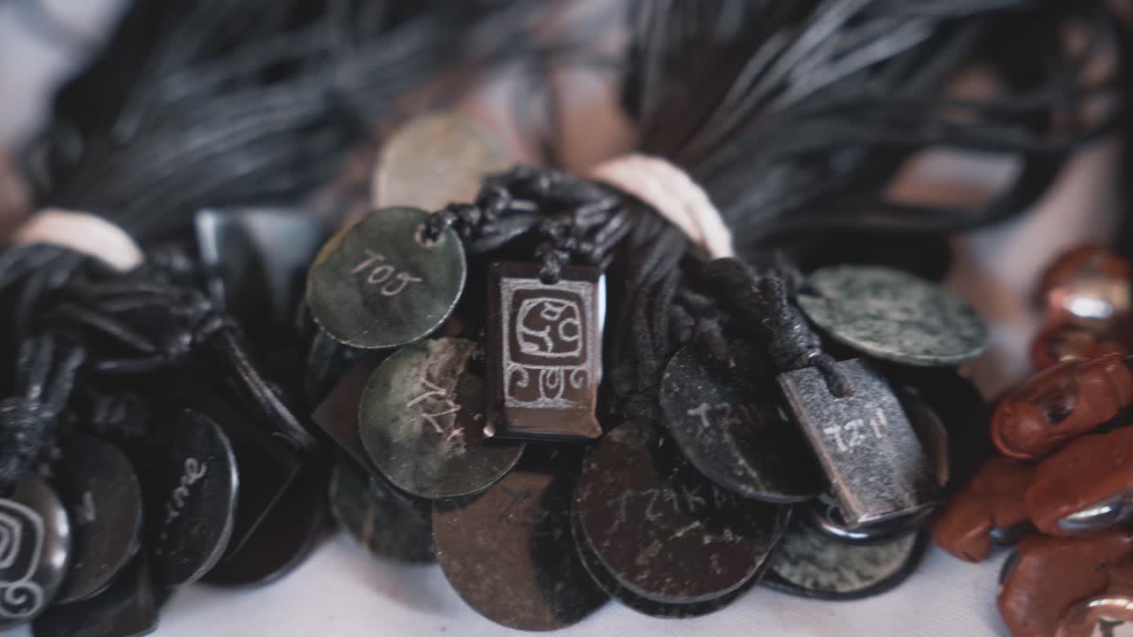 montón de collares de jade del zodiaco maya, vista de mano de cerca